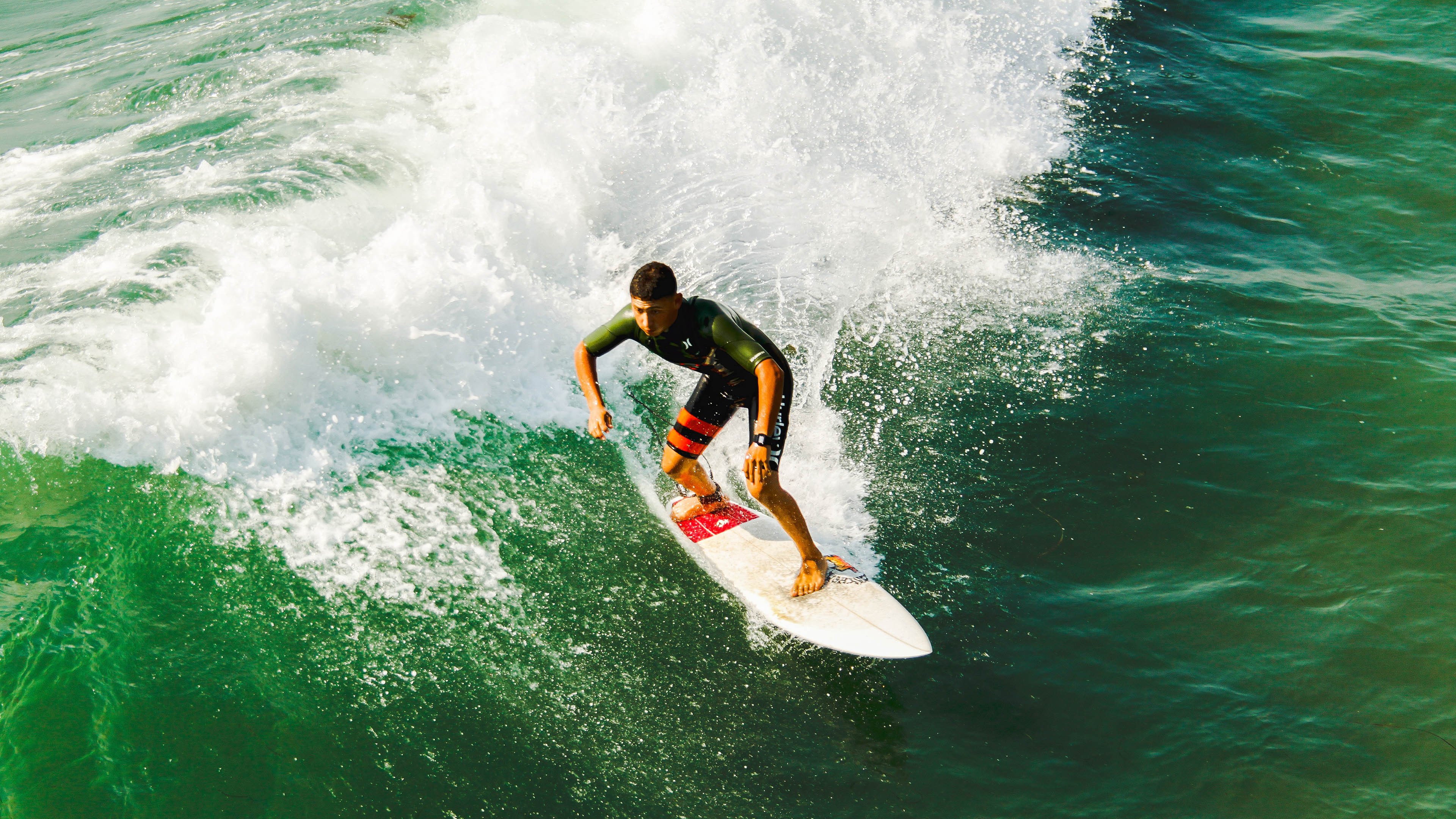 主教练在训练中重点布置角球战术提升定位球得分效率,足球角球球员站位