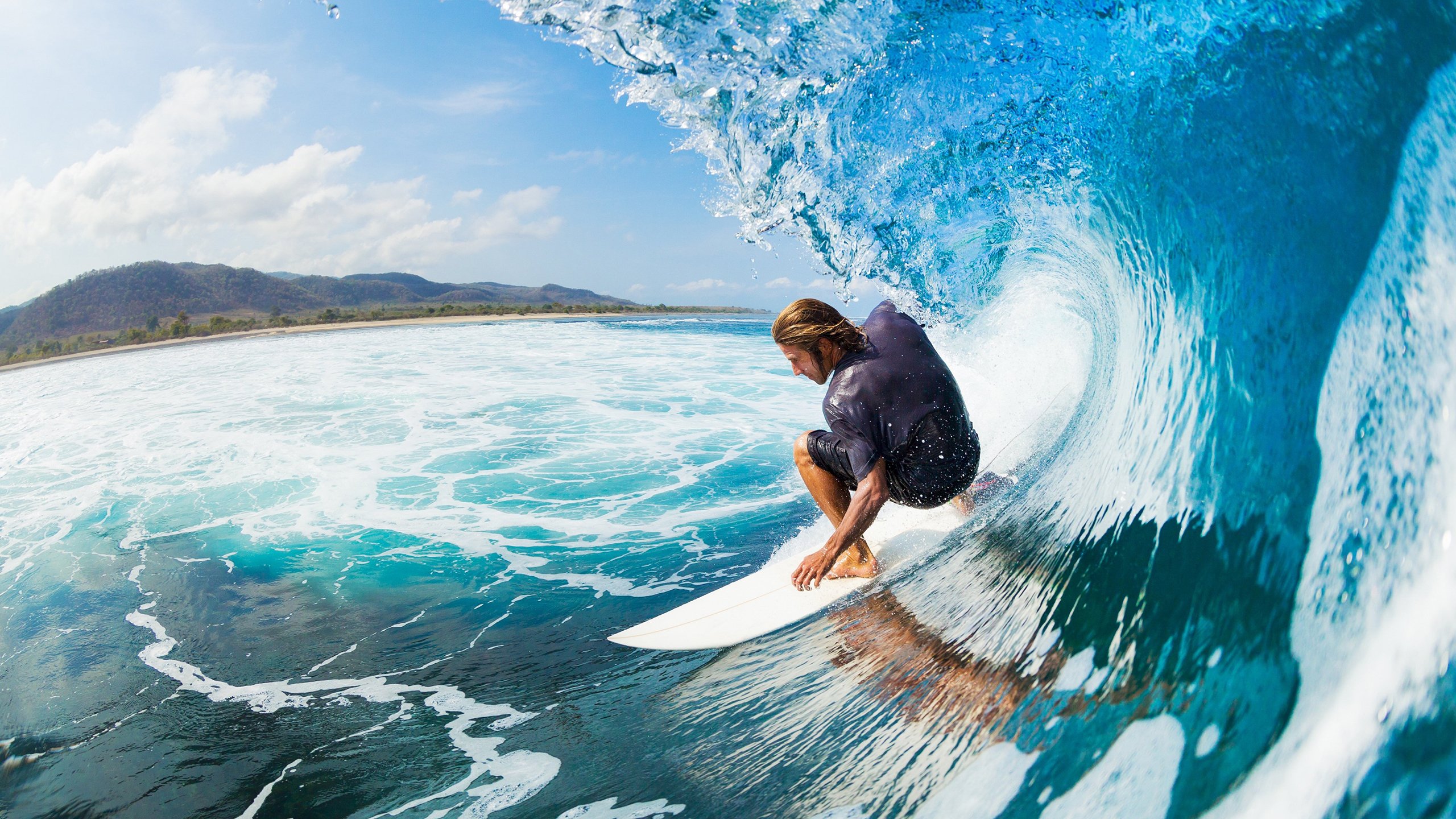 主教练在训练中重点布置角球战术提升定位球得分效率,足球角球球员站位